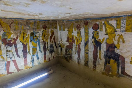 Foto de BAWITI, EGIPTO - 5 DE FEBRERO DE 2019: Pinturas murales en la tumba de Bannentiu en el oasis de Bahariya, Egipto - Imagen libre de derechos