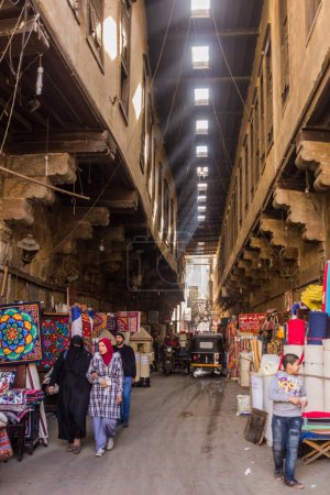 Téléchargez les photos : CAIRO, EGYPT - JANUARY 29, 2019: El-Khayamiya (Street of the Tentmakers) market in Cairo, Egypt - en image libre de droit