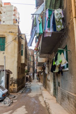 Téléchargez les photos : Narrow alley in Alexandria, Egypt - en image libre de droit