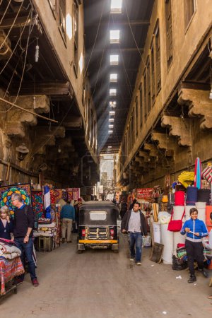Foto de CAIRO, EGYPT - JANUARY 29, 2019: El-Khayamiya (Street of the Tentmakers) market in Cairo, Egypt - Imagen libre de derechos