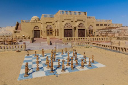 Téléchargez les photos : Abandoned mud brick hotel witch a chess board in Al Qasr village in Dakhla oasis, Egypt - en image libre de droit
