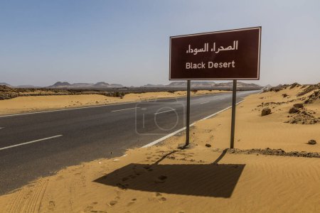 Téléchargez les photos : Panneau de signalisation Black Desert, Égypte - en image libre de droit