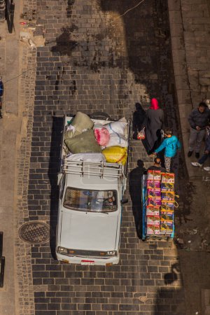 Téléchargez les photos : CAIRO, EGYPT - JANUARY 29, 2019: Aerial view of Muizz street traffic in Cairo, Egypt - en image libre de droit
