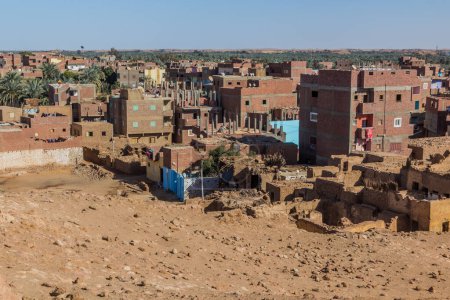 Téléchargez les photos : Maisons anciennes et neuves dans la ville de Mut dans l'oasis de Dakhla, Egypte - en image libre de droit