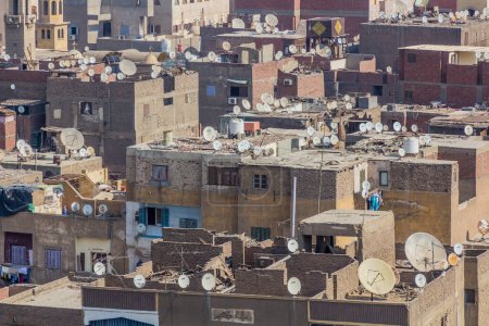 Téléchargez les photos : CAIRO, EGYPTE - 29 JANVIER 2019 : Toits du Caire avec récepteurs satellites, Égypte - en image libre de droit
