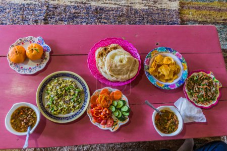 Téléchargez les photos : Food in Egypt - Eggs, fuul (beans), salad, bread and fruits - en image libre de droit