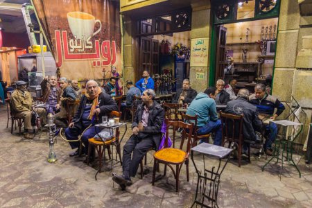 Foto de CAIRO, EGYPT - JANUARY 26, 2019: Locals at a traditional street cafe in Cairo, Egypt - Imagen libre de derechos