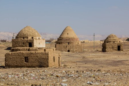 Foto de Old tombs in Al Qasr village in Dakhla oasis, Egypt - Imagen libre de derechos