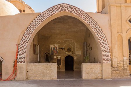 Téléchargez les photos : WADI NATRUN, EGYPT - JANUARY 30, 2019: Saint Pishoy (Bishoi) monastery in Wadi El Natrun, Egypt - en image libre de droit