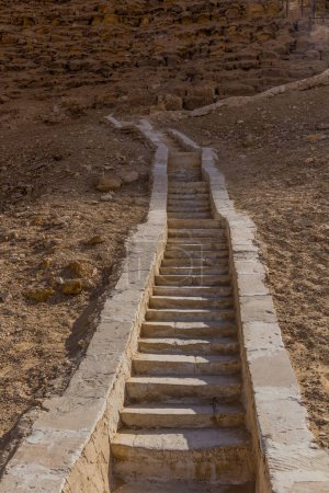 Téléchargez les photos : Escaliers menant à la pyramide rouge à Dahshur, Égypte - en image libre de droit