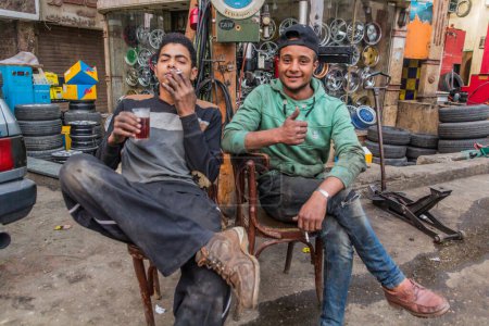 Téléchargez les photos : CAIRO, EGYPT - JANUARY 29, 2019: Workers of a car spare parts shop in Cairo, Egypt - en image libre de droit