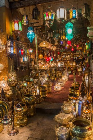 Foto de CAIRO, EGYPT - JANUARY 26, 2019: Lantern store at Al Moez street in the historic center of Cairo, Egypt - Imagen libre de derechos