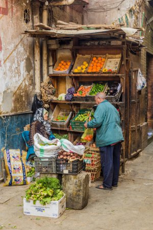 Téléchargez les photos : CAIRO, EGYPT - JANUARY 26, 2019: Fruit and vegetable stall in Cairo, Egypt - en image libre de droit