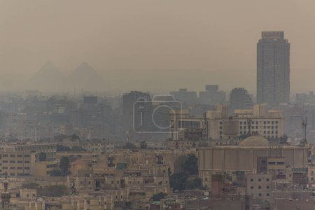 Téléchargez les photos : Vue de l'horizon smoggy du Caire avec des pyramides en arrière-plan, Egypte - en image libre de droit
