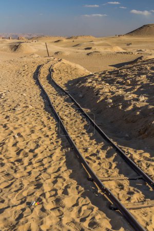 Foto de Excavation rails at Giza pyramids, Egypt - Imagen libre de derechos