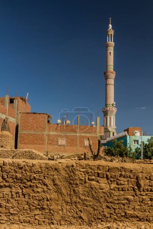 Téléchargez les photos : Minaret in Mut town in Dakhla oasis, Egypt - en image libre de droit