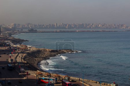 Téléchargez les photos : ALEXANDRIA, EGYPT - FEBRUARY 2, 2019: Aerial view of Corniche seaside drive and a skyline of Alexandria, Egypt - en image libre de droit