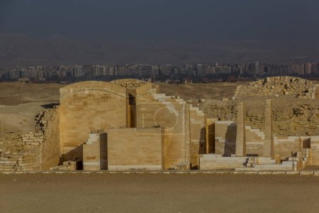 Téléchargez les photos : Ruins of the Djoser (Zoser) funerary complex in Saqqara, Egypt - en image libre de droit