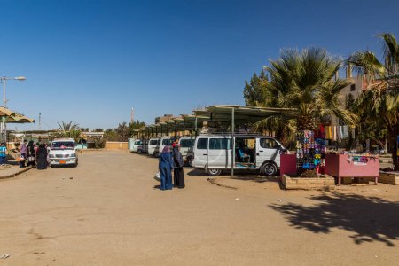 Téléchargez les photos : DAKHLA, EGYPT - FEBRUARY 9, 2019: Minibus station in Mut town in Dakhla oasis, Egypt - en image libre de droit