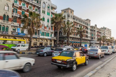 Téléchargez les photos : ALEXANDRIE, ÉGYPTE - 1er FÉVRIER 2019 : Trafic sur la route maritime Corniche à Alexandrie, Égypte - en image libre de droit