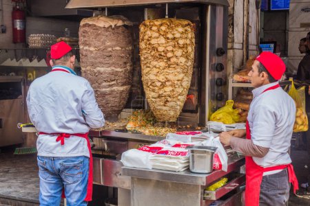 Téléchargez les photos : CAIRO, EGYPT - JANUARY 26, 2019: Shawarma street food stall in Cairo, Egypt - en image libre de droit