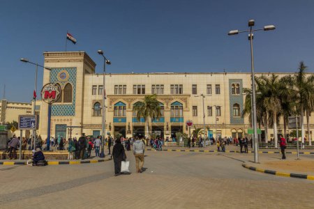 Téléchargez les photos : CAIRO, EGYPT - JANUARY 30, 2019: Ramses Railway Station in Cairo, Egypt - en image libre de droit