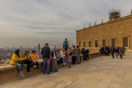 Téléchargez les photos : CAIRO, EGYPT - JANUARY 29, 2019: People at a viewpoint at the Citadel of Cairo, Egypt - en image libre de droit