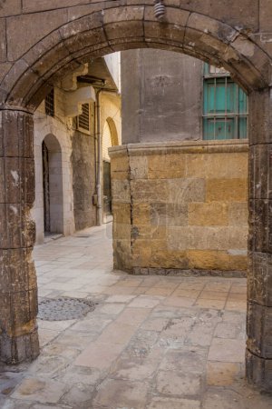 Téléchargez les photos : Stone gate in the coptic part of Cairo, Egypt - en image libre de droit