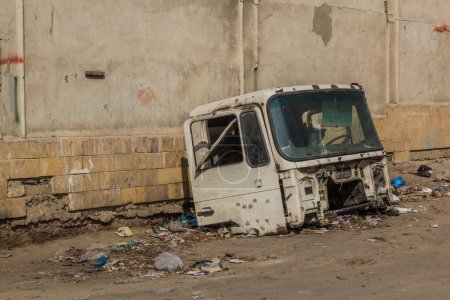 Téléchargez les photos : Remnants of a truck cabin on a street in Alexandria, Egypt - en image libre de droit