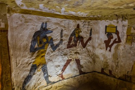 Foto de BAWITI, EGIPTO - 5 DE FEBRERO DE 2019: Pinturas murales en la tumba de Zed Amun Ef Ankh en el oasis de Bahariya, Egipto - Imagen libre de derechos
