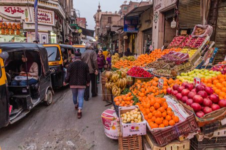 Téléchargez les photos : CAIRO, EGYPT - JANUARY 29, 2019: Fruit stalls at Maghribin Street in Cairo, Egypt - en image libre de droit
