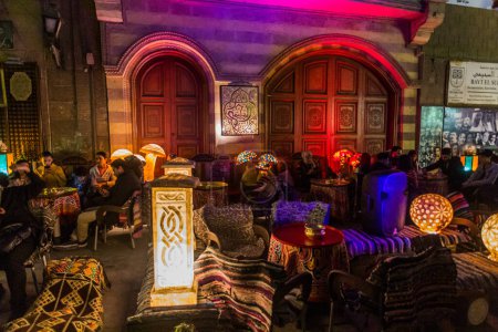 Téléchargez les photos : CAIRO, EGYPT - JANUARY 26, 2019: Evening view of a cafe at Al Moez street in the historic center of Cairo, Egypt - en image libre de droit