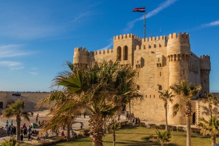 Téléchargez les photos : ALEXANDRIE, EGYPTE - 2 FÉVRIER 2019 : Visite de la Citadelle de Qaitbay (Fort de Qaitbey) à Alexandrie, Égypte - en image libre de droit