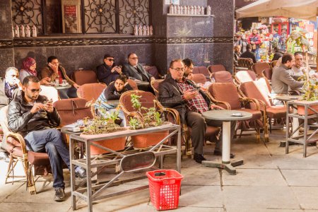 Foto de CAIRO, EGYPT - JANUARY 26, 2019: Traditional street cafe in Cairo, Egypt - Imagen libre de derechos
