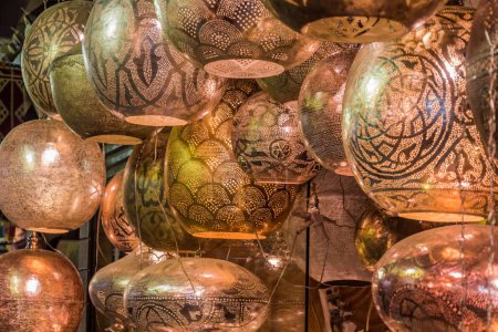 Téléchargez les photos : Lamps for sale at Khan el-Khalili bazaar in Cairo, Egypt - en image libre de droit