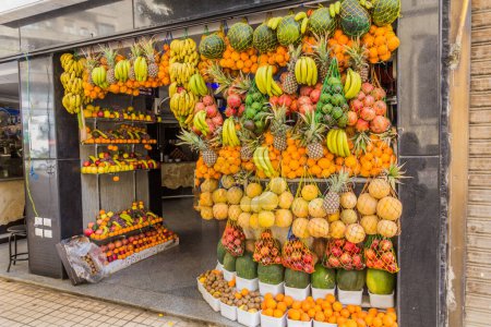 Foto de Various fruits at a juice store in Cairo, Egypt - Imagen libre de derechos