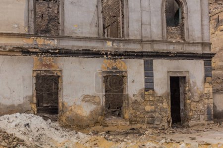Téléchargez les photos : Crumbling house in the center of Cairo, Egypt - en image libre de droit