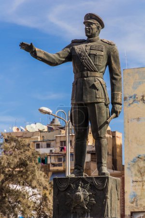 Téléchargez les photos : PORT SAID, EGYPT - FEBRUARY 3, 2019: Statue of Muhammad Anwar Sadat  in Port Said, Egypt - en image libre de droit