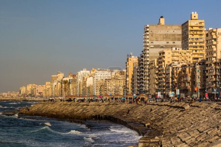 Téléchargez les photos : ALEXANDRIA, EGYPT - FEBRUARY 1, 2019: Corniche seaside in Alexandria, Egypt - en image libre de droit