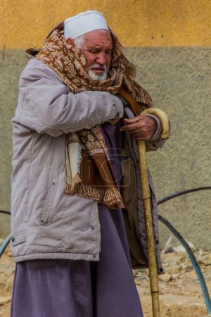 Téléchargez les photos : BAWITI, EGYPT - FEBRUARY 5, 2019: Local old man in Bahariya oasis, Egypt - en image libre de droit