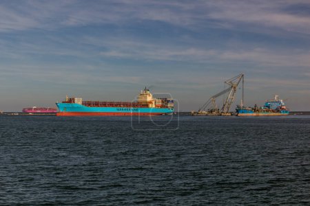 Téléchargez les photos : PORT SAID, EGYPT - FEBRUARY 3, 2019: Ships near the Suez canal in Port Said, Egypt - en image libre de droit