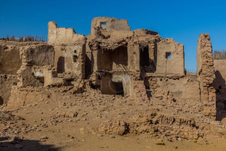 Téléchargez les photos : Maisons en briques de boue en ruine dans la ville de Mut dans l'oasis de Dakhla, Egypte - en image libre de droit