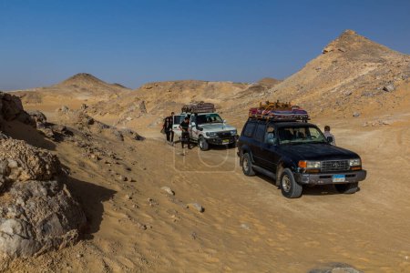 Téléchargez les photos : WESTERN DESERT, EGYPT - FEBRUARY 6, 2019: 4WD vehicles at the Crystal Mountain in the Western Desert, Egypt - en image libre de droit