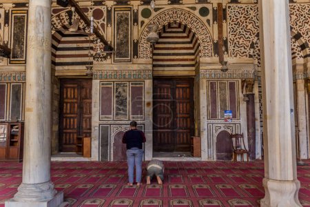 Foto de CAIRO, EGYPT - JANUARY 29, 2019: Prayer hall of the Mosque of Sultan al-Muayyad in Cairo, Egypt - Imagen libre de derechos