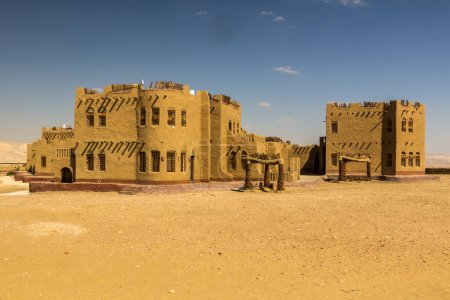 Téléchargez les photos : Abandoned mud brick hotel in Al Qasr village in Dakhla oasis, Egypt - en image libre de droit