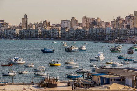 Téléchargez les photos : ALEXANDRIA, EGYPT - FEBRUARY 2, 2019: Boats in the Eastern Harbour in Alexandria, Egypt - en image libre de droit