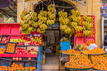 Foto de ALEXANDRIA, EGYPT - FEBRUARY 2, 2019: View of a fruit shop in Alexandria, Egypt - Imagen libre de derechos