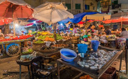 Foto de ALEXANDRIA, EGYPT - FEBRUARY 1, 2019: Evening view of a market in Alexandria, Egypt - Imagen libre de derechos
