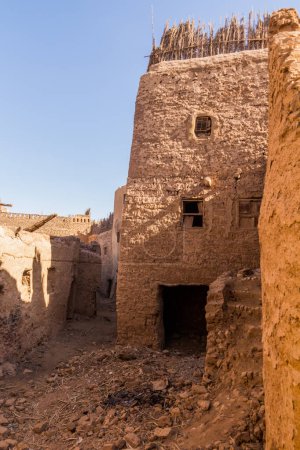 Téléchargez les photos : Maisons en briques de boue en ruine dans la ville de Mut dans l'oasis de Dakhla, Egypte - en image libre de droit