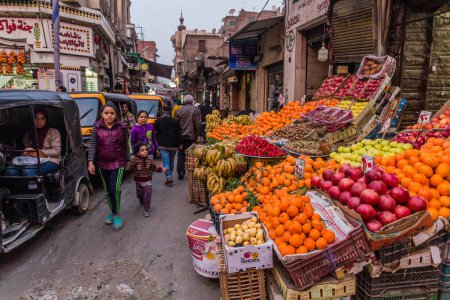 Téléchargez les photos : CAIRO, EGYPT - JANUARY 29, 2019: Fruit stalls at Maghribin Street in Cairo, Egypt - en image libre de droit